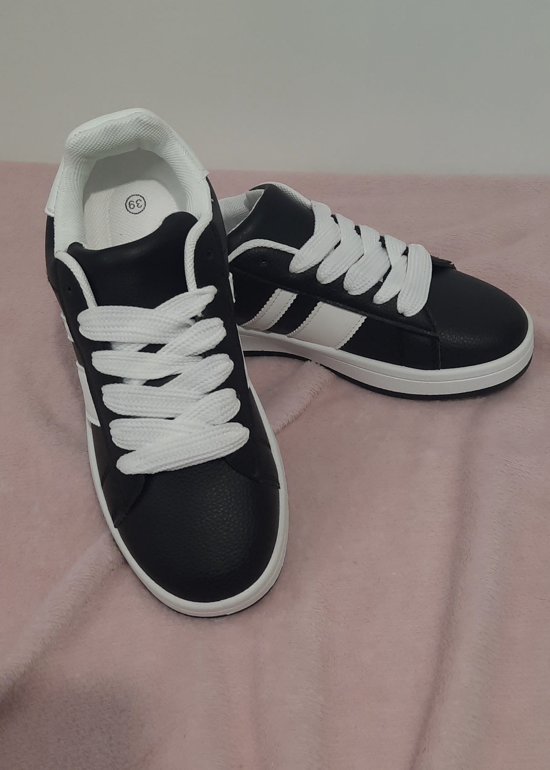 Baskets femme noires avec bandes blanches et semelle contrastante, lacets blancs épais, style sport et urbain. Chaussures casual confortables – Timalya.