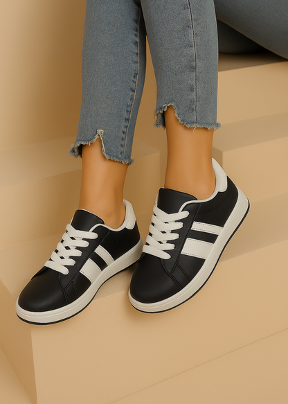 Baskets femme noires avec bandes blanches et semelle contrastante, lacets blancs épais, style sport et urbain. Chaussures casual confortables – Timalya.