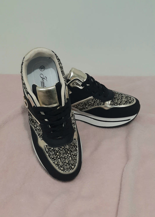 Baskets femme noires compensées avec détails dorés, tissu tweed noir et doré, logo en strass “8”, semelle blanche moderne, look chic sport – Timalya.