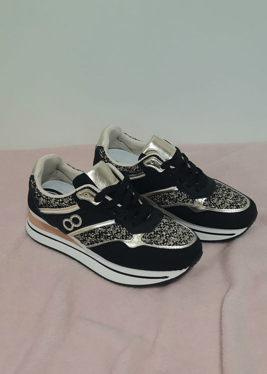 Baskets femme noires compensées avec détails dorés, tissu tweed noir et doré, logo en strass “8”, semelle blanche moderne, look chic sport – Timalya.