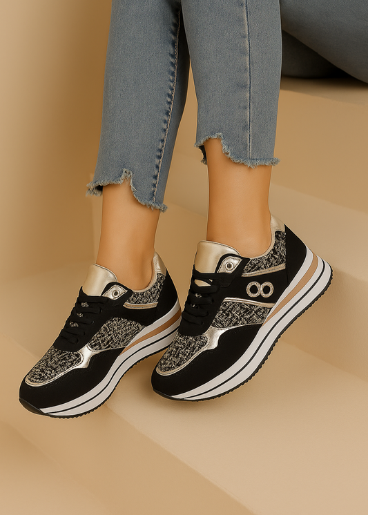 Baskets femme noires compensées avec détails dorés, tissu tweed noir et doré, logo en strass “8”, semelle blanche moderne, look chic sport – Timalya.