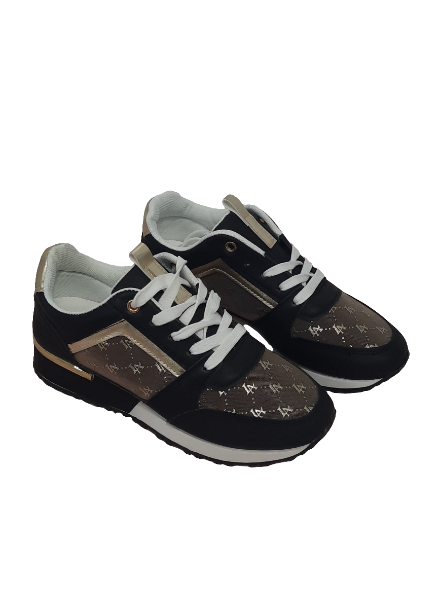 Baskets femme noires et marron avec détails dorés, imprimé monogramme doré, semelle blanche et noire, lacets blancs et œillets dorés. Un modèle chic et urbain – collection Timalya chaussures.