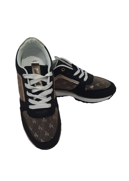 Baskets femme noires et marron avec détails dorés, imprimé monogramme doré, semelle blanche et noire, lacets blancs et œillets dorés. Un modèle chic et urbain – collection Timalya chaussures.