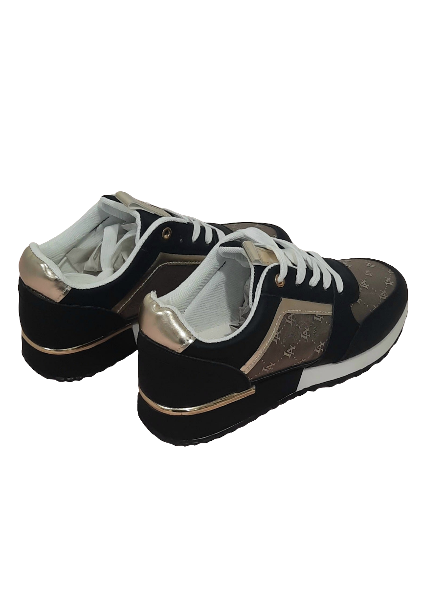 Baskets femme noires et marron avec détails dorés, imprimé monogramme doré, semelle blanche et noire, lacets blancs et œillets dorés. Un modèle chic et urbain – collection Timalya chaussures.