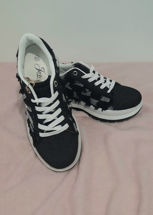 Baskets femme noires en jean avec motif pied-de-poule effiloché, détail en strass argenté en forme de lettre K, semelle blanche contrastée, style urbain et tendance – Timalya.
