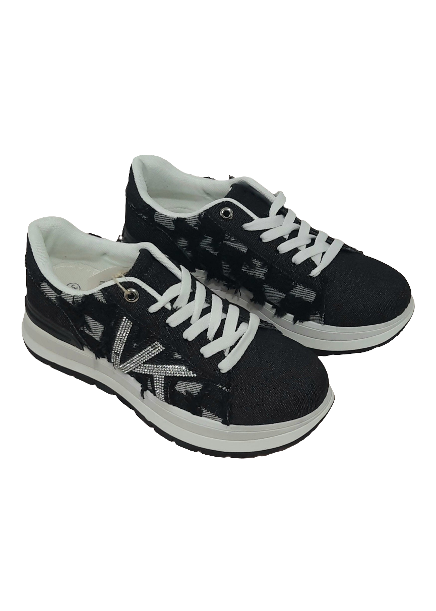 Baskets femme noires en jean avec motif pied-de-poule effiloché, détail en strass argenté en forme de lettre K, semelle blanche contrastée, style urbain et tendance – Timalya.
