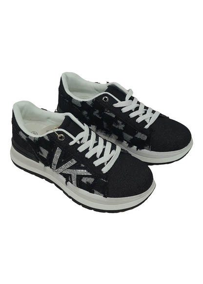 Baskets femme noires en jean avec motif pied-de-poule effiloché, détail en strass argenté en forme de lettre K, semelle blanche contrastée, style urbain et tendance – Timalya.
