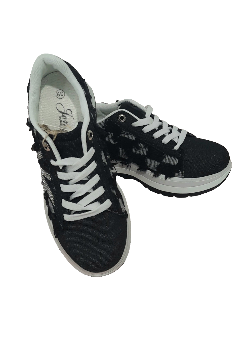 Baskets femme noires en jean avec motif pied-de-poule effiloché, détail en strass argenté en forme de lettre K, semelle blanche contrastée, style urbain et tendance – Timalya.
