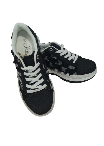 Baskets femme noires en jean avec motif pied-de-poule effiloché, détail en strass argenté en forme de lettre K, semelle blanche contrastée, style urbain et tendance – Timalya.
