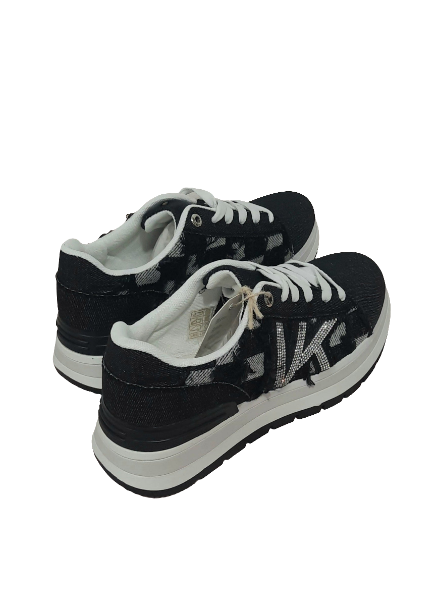 Baskets femme noires en jean avec motif pied-de-poule effiloché, détail en strass argenté en forme de lettre K, semelle blanche contrastée, style urbain et tendance – Timalya.

