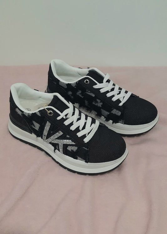 Baskets femme noires en jean avec motif pied-de-poule effiloché, détail en strass argenté en forme de lettre K, semelle blanche contrastée, style urbain et tendance – Timalya.

