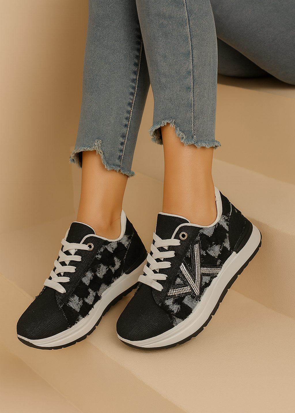 Baskets femme noires en jean avec motif pied-de-poule effiloché, détail en strass argenté en forme de lettre K, semelle blanche contrastée, style urbain et tendance – Timalya.

