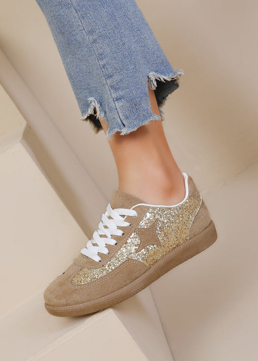 Baskets femme kaki avec empiècements à paillettes dorées, étoile glitter sur le côté, lacets blancs et semelle beige. Un modèle lumineux et tendance – collection Timalya chaussures féminines.