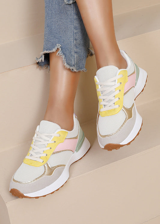 Baskets femme multicolores avec lacets blancs, empiècements pastel (jaune, rose, vert), semelle blanche crantée et détails dorés. Modèle léger et stylé – collection Timalya sport chic.