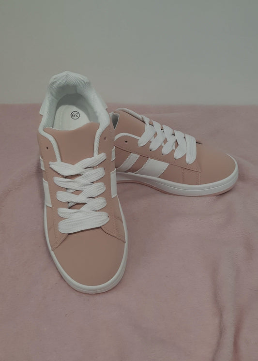 Baskets femme rose poudré avec rayures blanches contrastantes, lacets blancs, semelle blanche, design sobre et moderne pour look casual chic – Timalya.