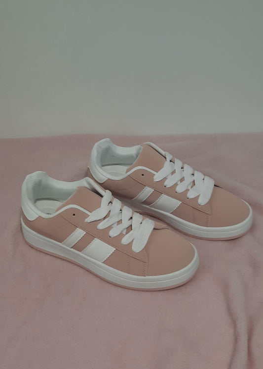 Baskets femme rose poudré avec rayures blanches contrastantes, lacets blancs, semelle blanche, design sobre et moderne pour look casual chic – Timalya.