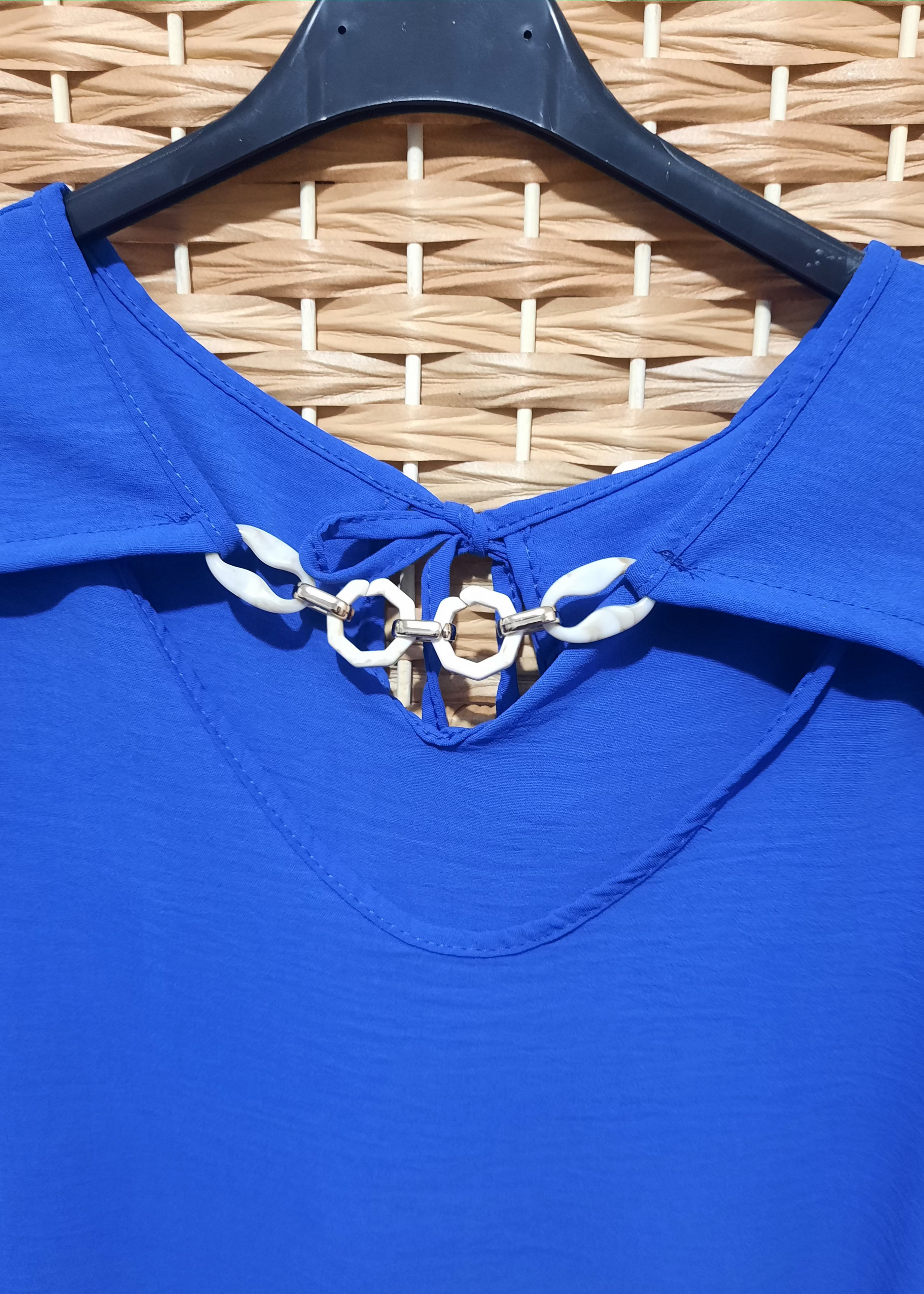 Blouse bleu roy grande taille 44 à 50 pour femme, col rond avec détail chaîne et manches courtes volantées. Coupe fluide élégante.