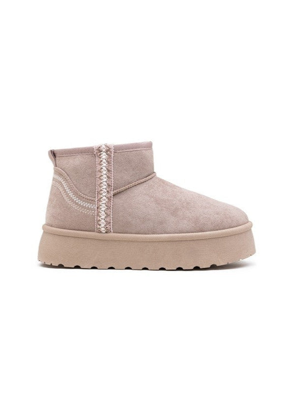 Boots femme beige à plateforme style UGG, en suédine, avec doublure chaude et bande ethnique décorative. Un modèle confortable et tendance pour l’hiver – signé Timalya.