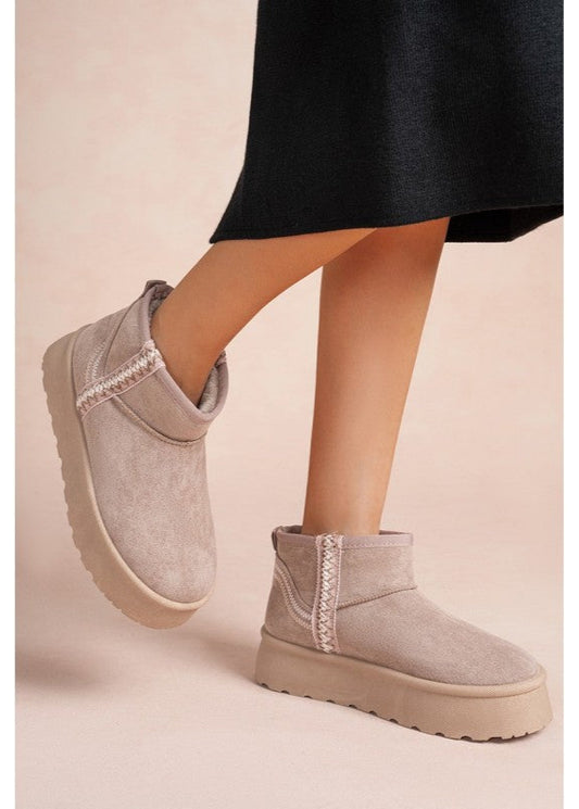 Boots femme beige à plateforme style UGG, en suédine, avec doublure chaude et bande ethnique décorative. Un modèle confortable et tendance pour l’hiver – signé Timalya.