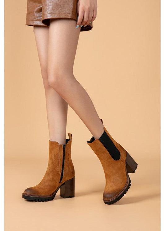 Boots camel pour femme avec talon épais, semelle crantée, fermeture zippée et bande élastique style Chelsea. Un modèle tendance et confortable – Collection Timalya chaussures automne/hiver.