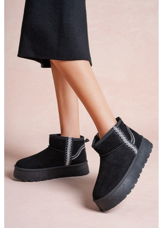 Boots femme noires à plateforme style UGG, en suédine, avec doublure chaude et bande ethnique décorative. Un modèle confortable et tendance pour l’hiver – signé Timalya.