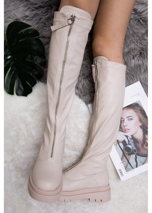Bottes beiges pour femme en simili cuir, fermeture zippée à l’avant, semelle plateforme crantée et hauteur au-dessous du genou. Bottes tendance et confortables signées Timalya, parfaites pour un look urbain et moderne.