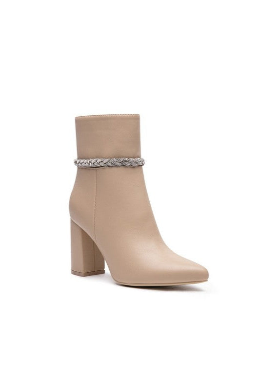 Bottines beige pour femme avec bout pointu, talon carré élégant, fermeture zippée latérale et chaîne brillante autour de la cheville. Un modèle chic et raffiné de la collection Timalya chaussures tendance.
