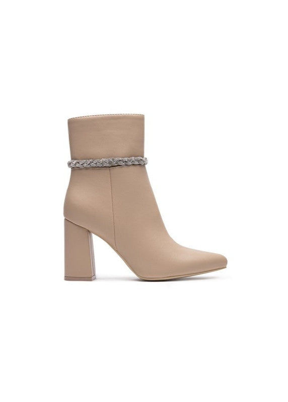 Bottines beige pour femme avec bout pointu, talon carré élégant, fermeture zippée latérale et chaîne brillante autour de la cheville. Un modèle chic et raffiné de la collection Timalya chaussures tendance.