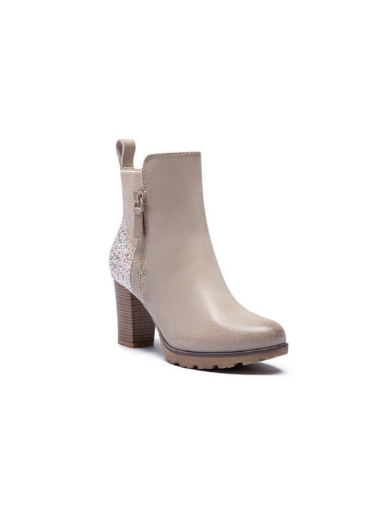 Bottines femme beige à talon avec fermeture zippée latérale et détail pailleté à l’arrière. Modèle élégant avec semelle crantée, parfait pour un look chic et féminin – signé Timalya prêt-à-porter et chaussures.