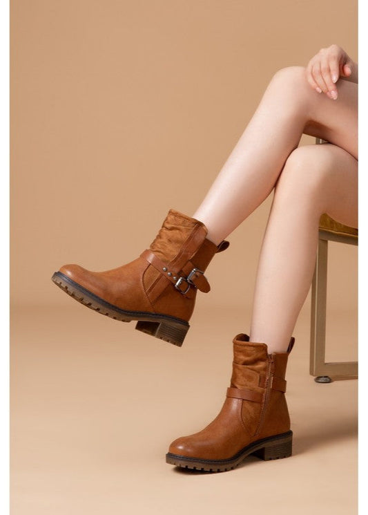 Bottines camel pour femme avec fermeture zippée, lanières croisées, boucles métalliques et semelle crantée. Modèle tendance, confortable et facile à porter, idéal pour l’automne-hiver – signé Timalya.