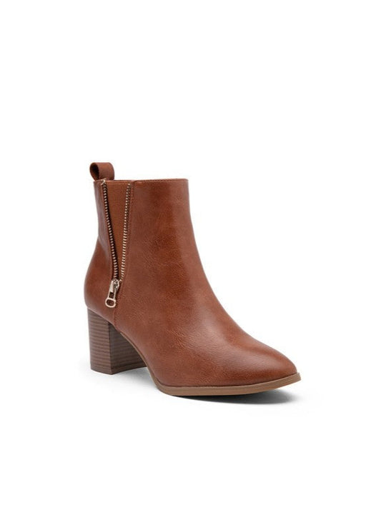 Bottines femme camel avec talon haut épais, bout légèrement pointu et fermeture zippée latérale. Un modèle chic et élégant, parfait pour toutes les occasions – collection Timalya chaussures femme.