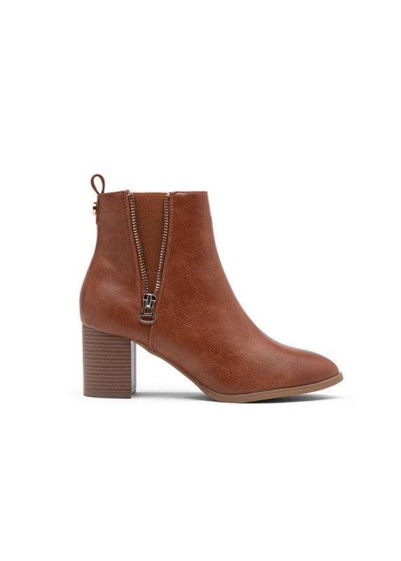 Bottines femme camel avec talon haut épais, bout légèrement pointu et fermeture zippée latérale. Un modèle chic et élégant, parfait pour toutes les occasions – collection Timalya chaussures femme.