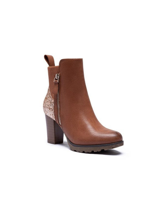 Bottines femme camel à talon avec fermeture zippée latérale et détail pailleté à l’arrière. Modèle élégant avec semelle crantée, parfait pour un look chic et féminin – signé Timalya prêt-à-porter et chaussures.