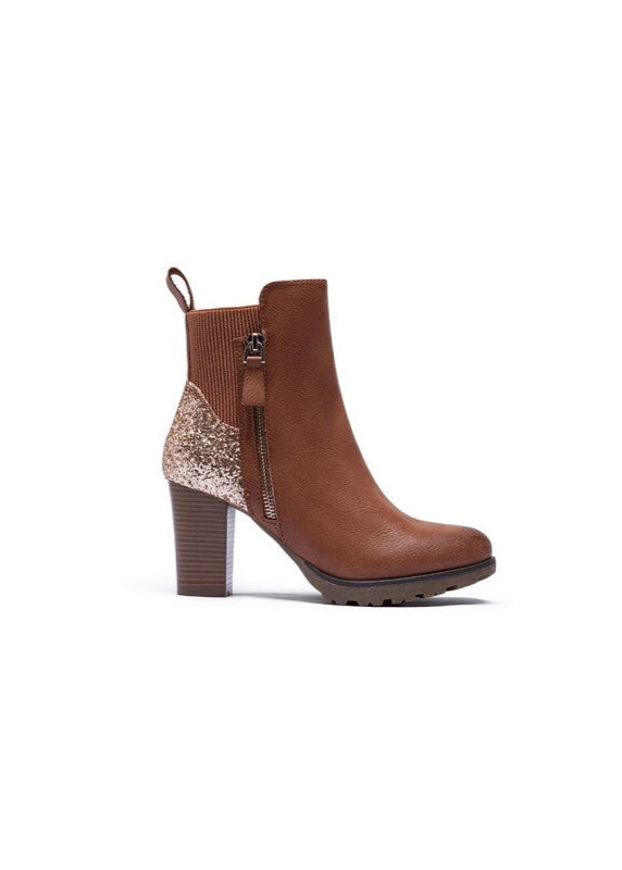 Bottines femme camel à talon avec fermeture zippée latérale et détail pailleté à l’arrière. Modèle élégant avec semelle crantée, parfait pour un look chic et féminin – signé Timalya prêt-à-porter et chaussures.