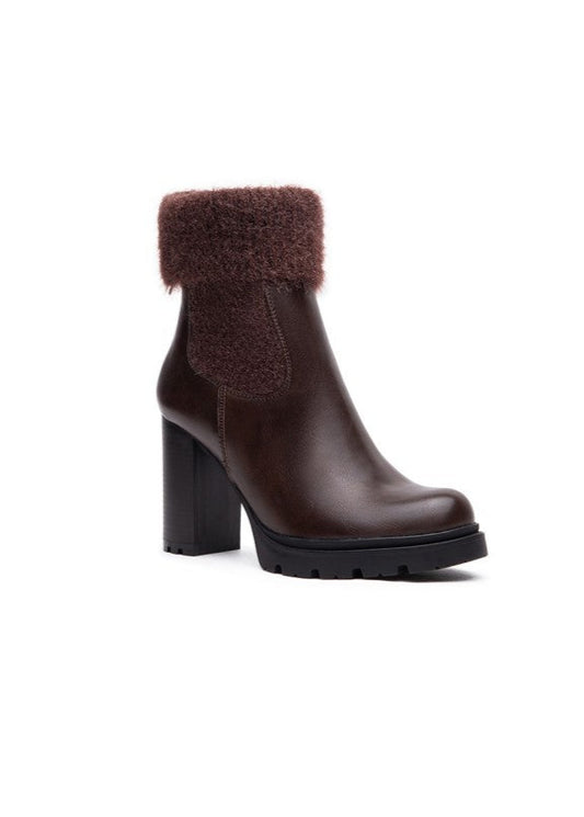 Bottines femme marron avec talon haut carré, semelle crantée et revers en maille douce. Modèle à enfiler confortable et tendance, idéal pour l’hiver – Collection Timalya chaussures femme.