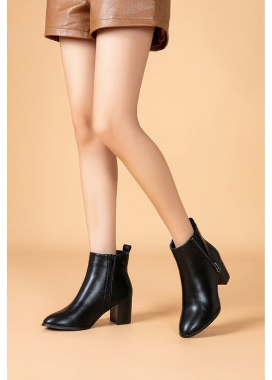 Bottines femme noire avec talon haut épais, bout légèrement pointu et fermeture zippée latérale. Un modèle chic et élégant, parfait pour toutes les occasions – collection Timalya chaussures femme.