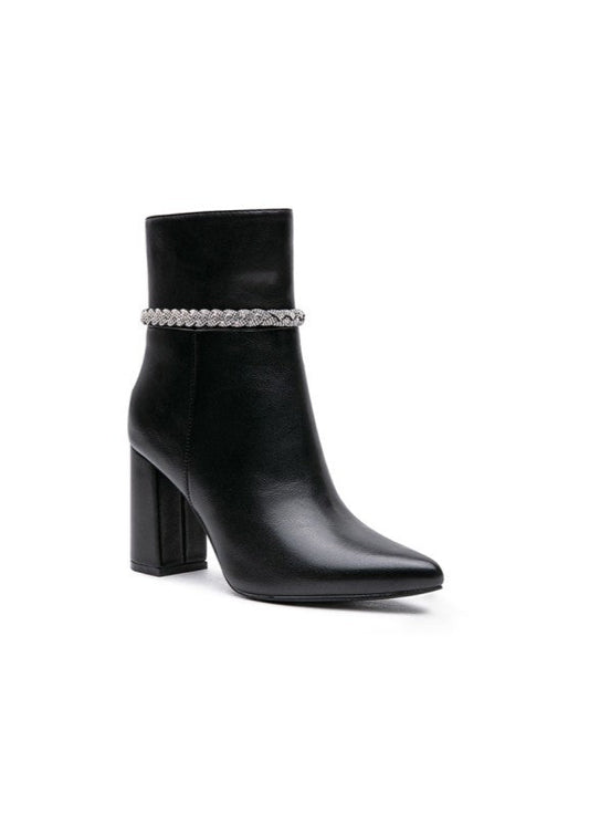 Bottines noires pour femme avec bout pointu, talon carré élégant, fermeture zippée latérale et chaîne brillante autour de la cheville. Un modèle chic et raffiné de la collection Timalya chaussures tendance.
