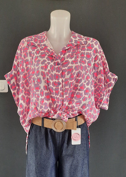 Chemise fluide à manches courtes pour femme, imprimé léopard rose et violet sur fond blanc, col classique, nouée à la taille pour un look tendance et estival.