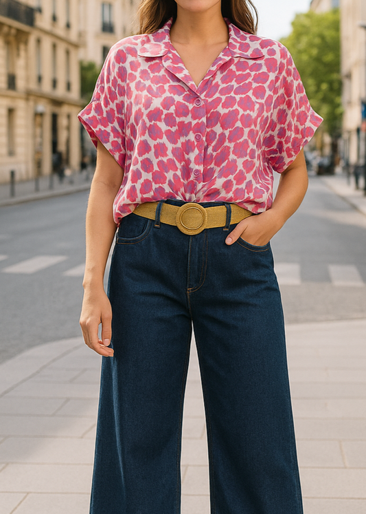 Chemise fluide à manches courtes pour femme, imprimé léopard rose et violet sur fond blanc, col classique, nouée à la taille pour un look tendance et estival.
