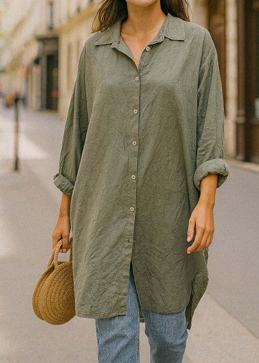 Chemise longue kaki pour femme, à manches longues, col classique, tissu effet froissé légèrement texturé avec motif écritures, boutonnage sur le devant.