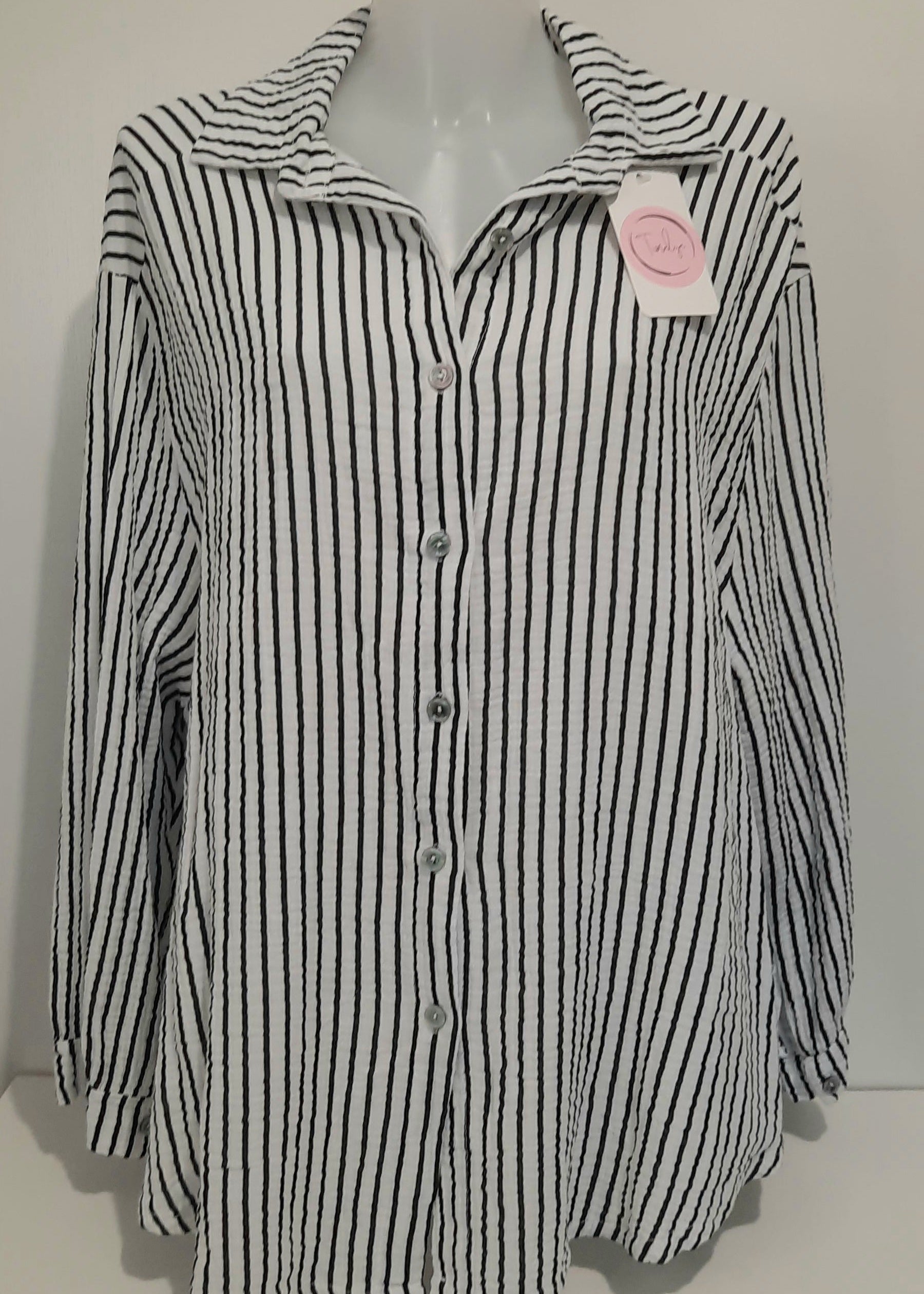 Chemise femme à rayures verticales noires et blanches en gaz de coton, coupe classique à col chemise et manches longues – un essentiel chic et intemporel pour un look professionnel ou décontracté.