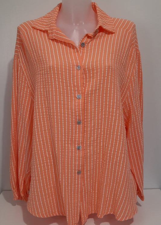 Chemise femme à rayures verticales corail et blanches, en gaz de coton avec col chemise et fermeture boutonnée – idéale pour un look frais et décontracté au quotidien.