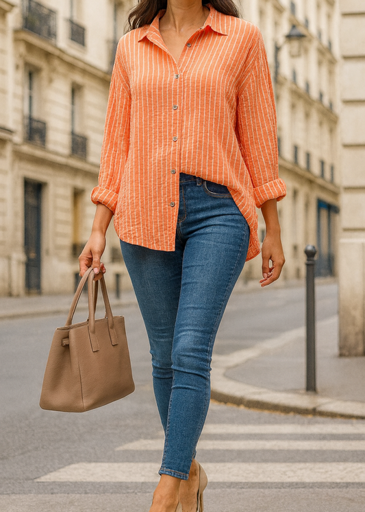 Chemise femme à rayures verticales corail et blanches, en gaze de coton avec col chemise et fermeture boutonnée – idéale pour un look frais et décontracté au quotidien.
