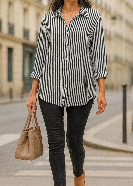 Chemise femme à rayures verticales noires et blanches en gaz de coton, coupe classique à col chemise et manches longues – un essentiel chic et intemporel pour un look professionnel ou décontracté.