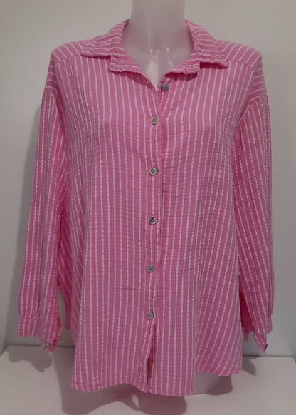 Chemise femme à rayures verticales rose et blanches, en gaz de coton avec col chemise et fermeture boutonnée – idéale pour un look frais et décontracté au quotidien.