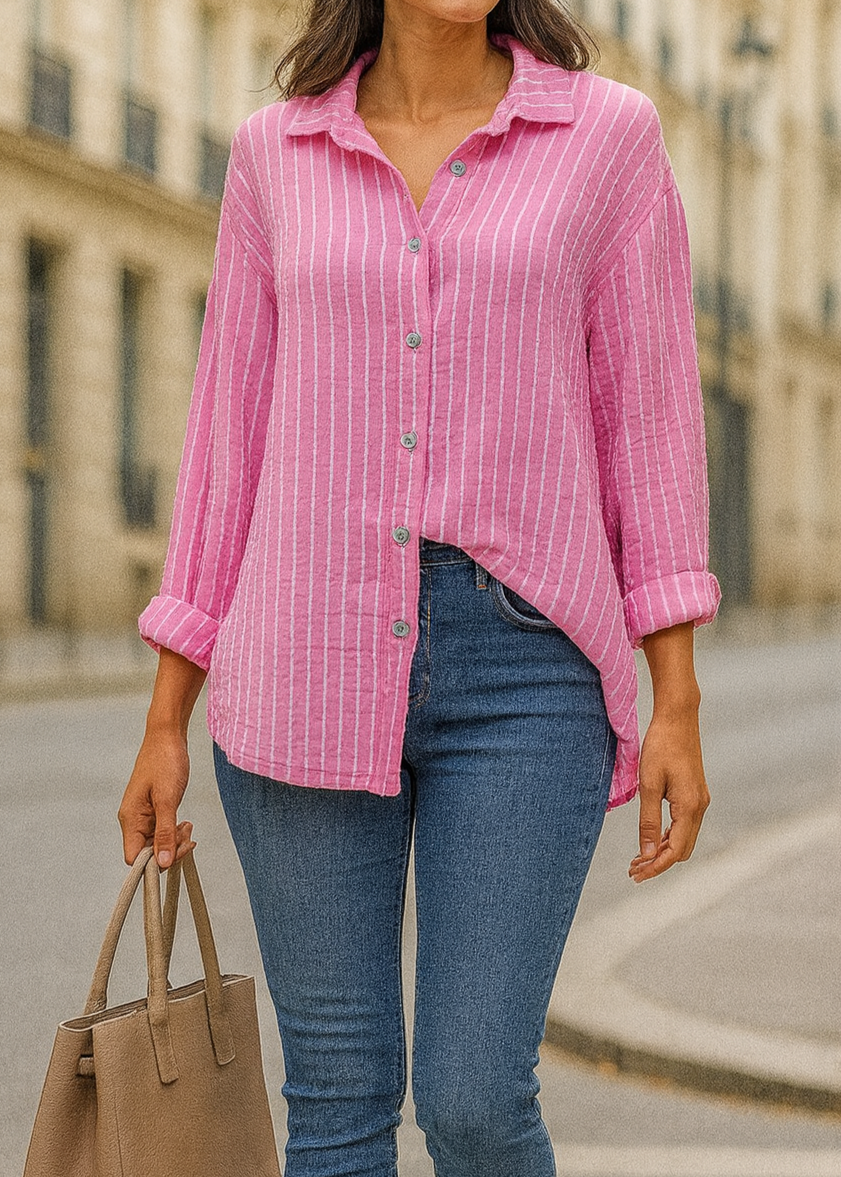 Chemise femme à rayures verticales rose et blanches, en gaz de coton avec col chemise et fermeture boutonnée – idéale pour un look frais et décontracté au quotidien.