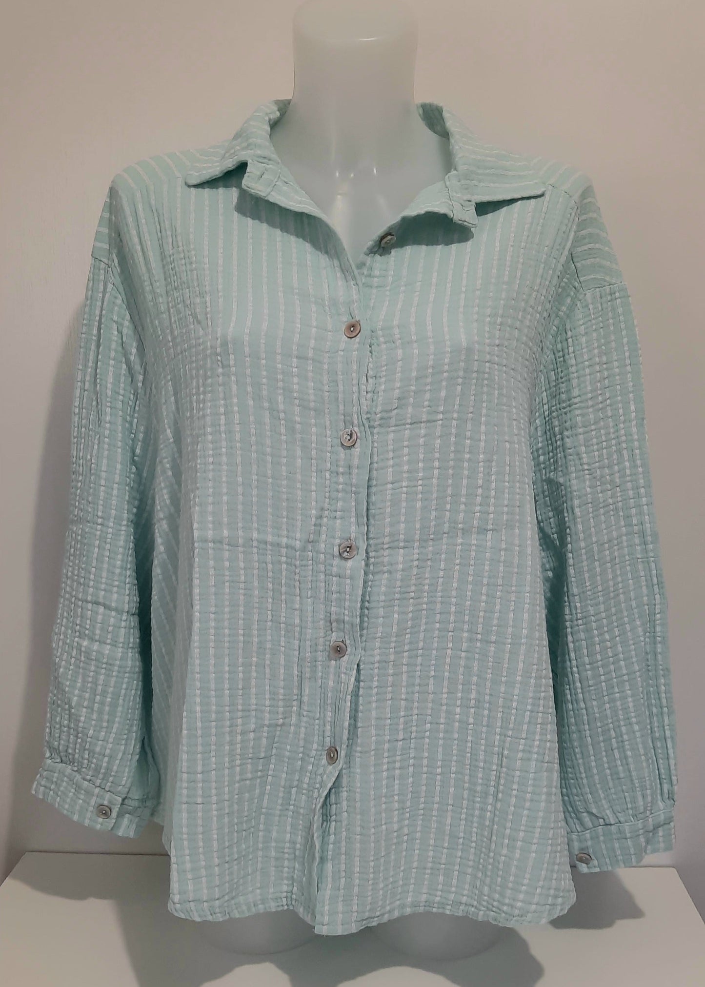 Chemise femme à rayures verticales vert d'eau et blanches, en gaz de coton avec col chemise et fermeture boutonnée – idéale pour un look frais et décontracté au quotidien.