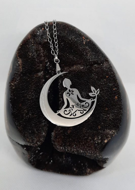 Collier bouddha en acier inoxydable argenté, représentant une silhouette en méditation sur un croissant de lune avec décor floral, bijou zen et résistant