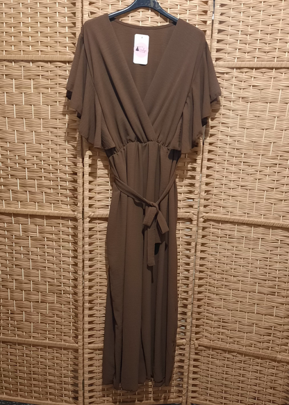 Combinaison fluide chocolat pour femme grande taille 44 à 50, manches courtes volantées, col cache-cœur et coupe ample. Style chic et confortable.