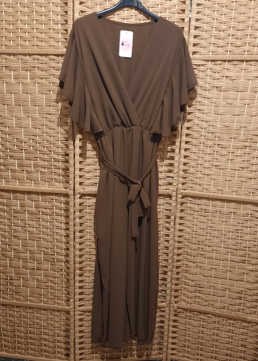 Combinaison fluide chocolat pour femme grande taille 44 à 50, manches courtes volantées, col cache-cœur et coupe ample. Style chic et confortable.